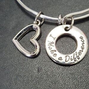 Silver tone heart charm bracelet 7.5"